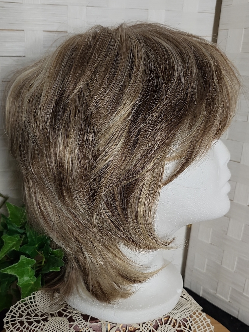 👉*HIVISION* SHORT LAYERED SHAG WIG ~MED BROWN W/ GOLDEN BLONDE HIGHLIGHTS ~AVG